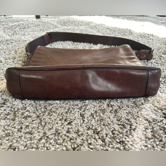 Coach legacy leather brown messenger bag, brass hardware, adjustable strap - Picture 6 of 16